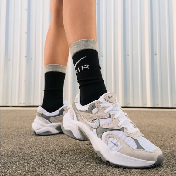 Nike - Picture 2 of 13